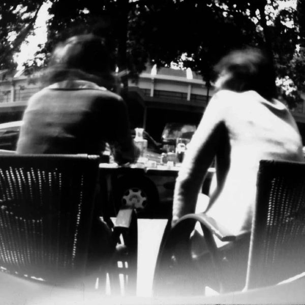Terrasse de café photographiée au sténopé par Eric Marais