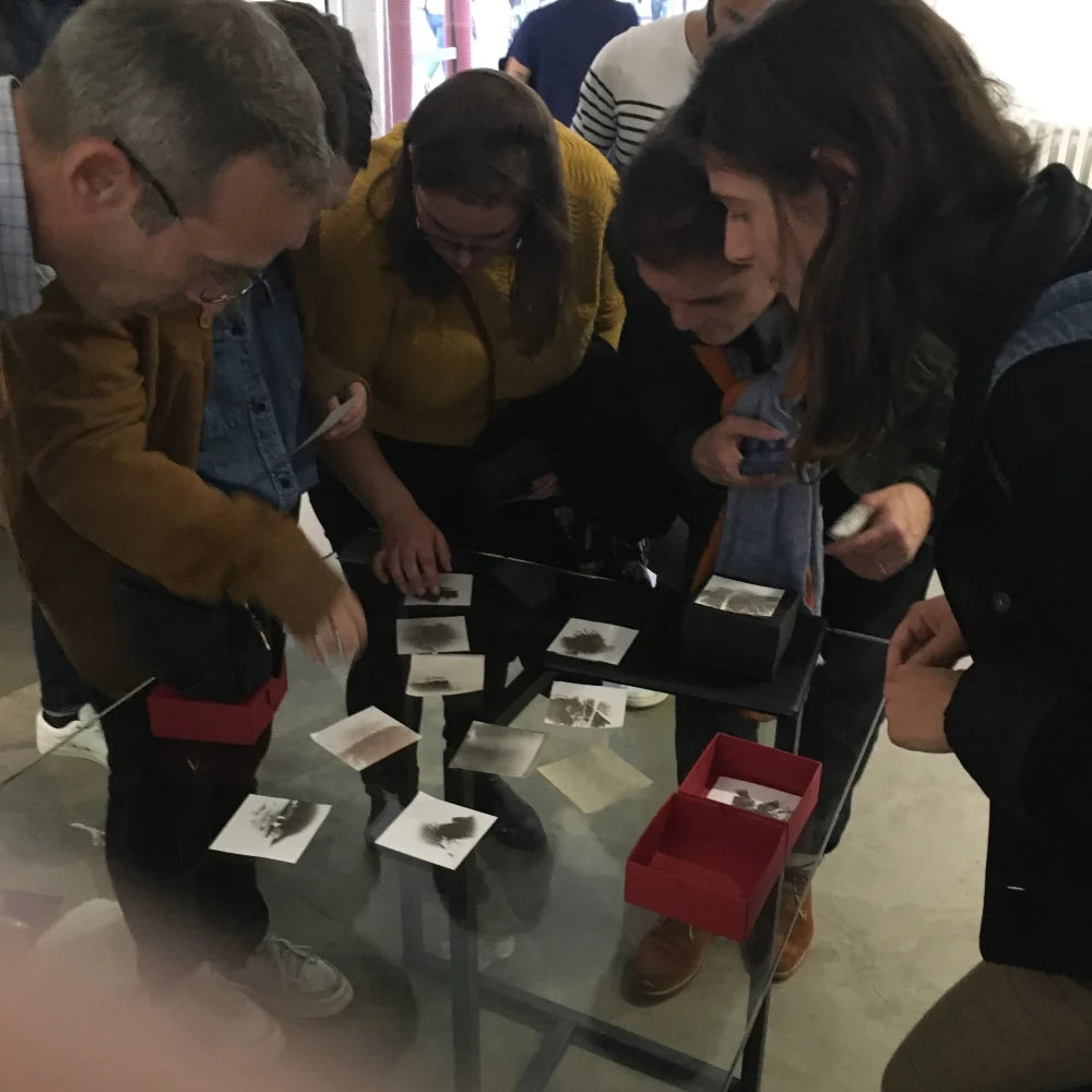 Atelier Sténoflex : groupe découvrant des tirages au sténopé