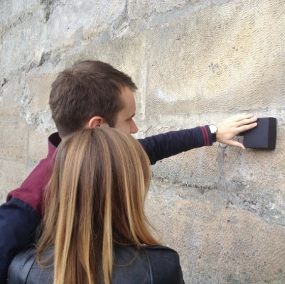 Client qui utilise son Sténoflex contre un mur
