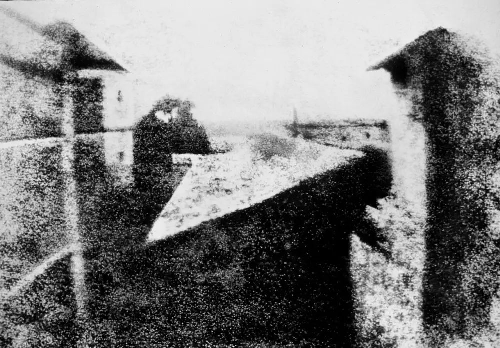Première photographie de l'histoire prise par Nicéphore Niépce au sténopé