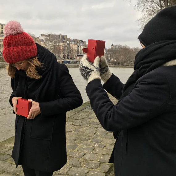 Personnes utilisant l'appareil sténopé Sténoflex sur les quais de Seine